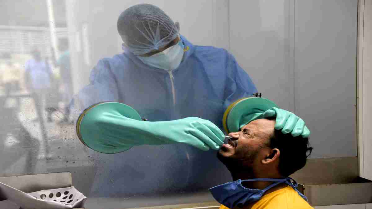 কৰ'নাৰ কালৰূপ : দেশত ২ লক্ষাধিক লোক আক্ৰান্ত