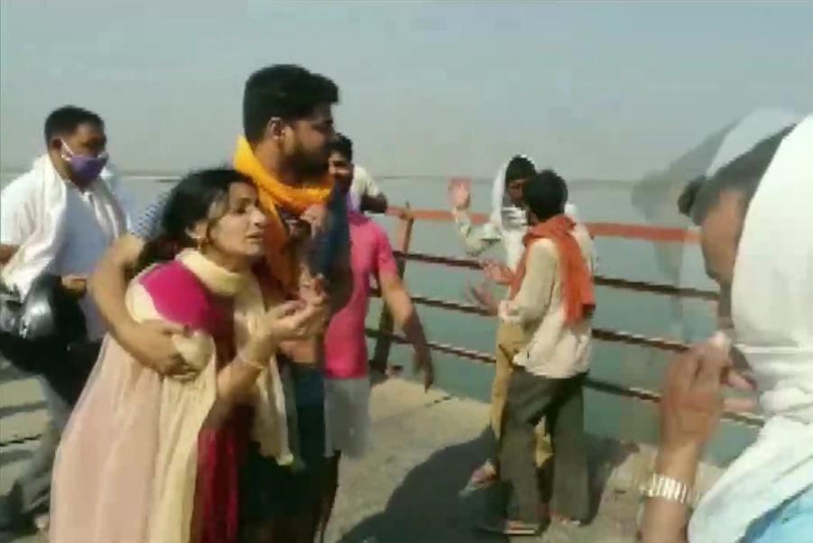 Vehicle carrying 25 passengers falls in Ganga River, 8 bodies recovered
