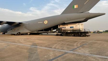 IAF airlifts 900 oxygen cylinders from Britain to fight against Covid 19