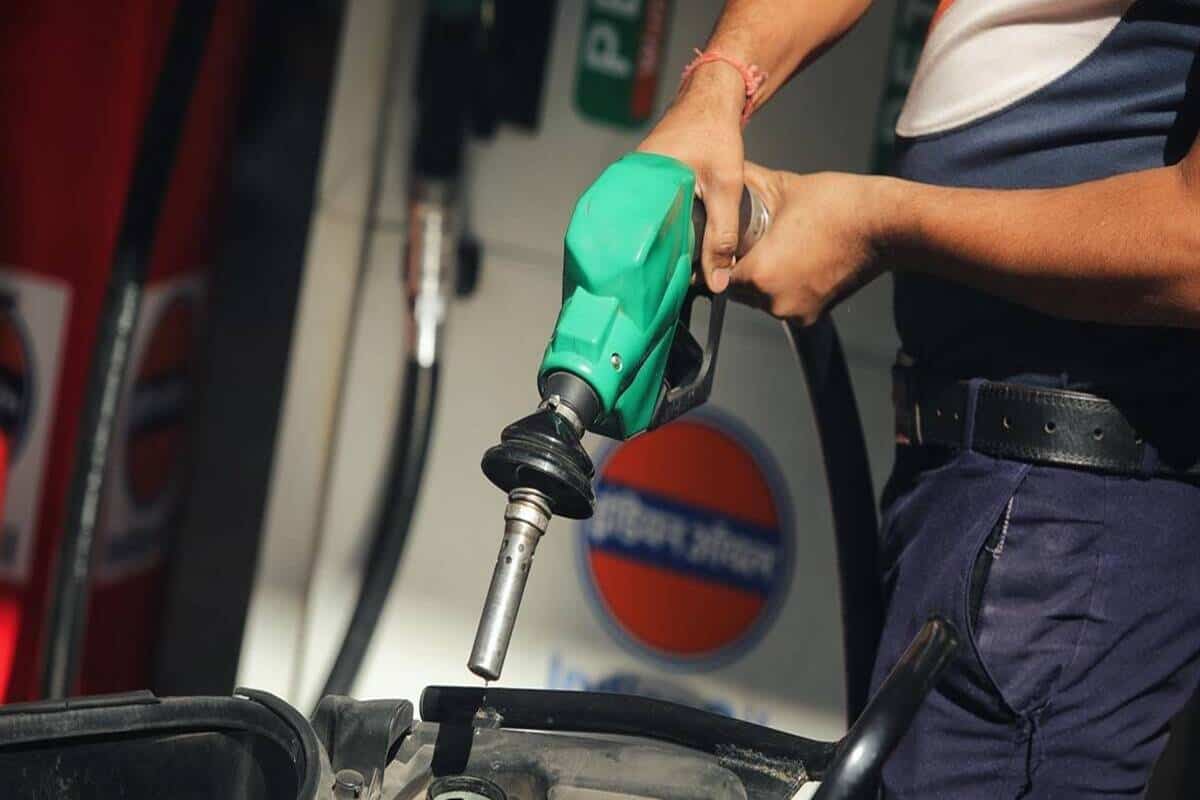 Kejriwal-led government cuts petrol prices by Rs. 8 per litre