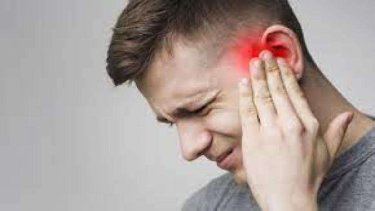 Man complains of ear pain, doctor found shocking thing inside ears