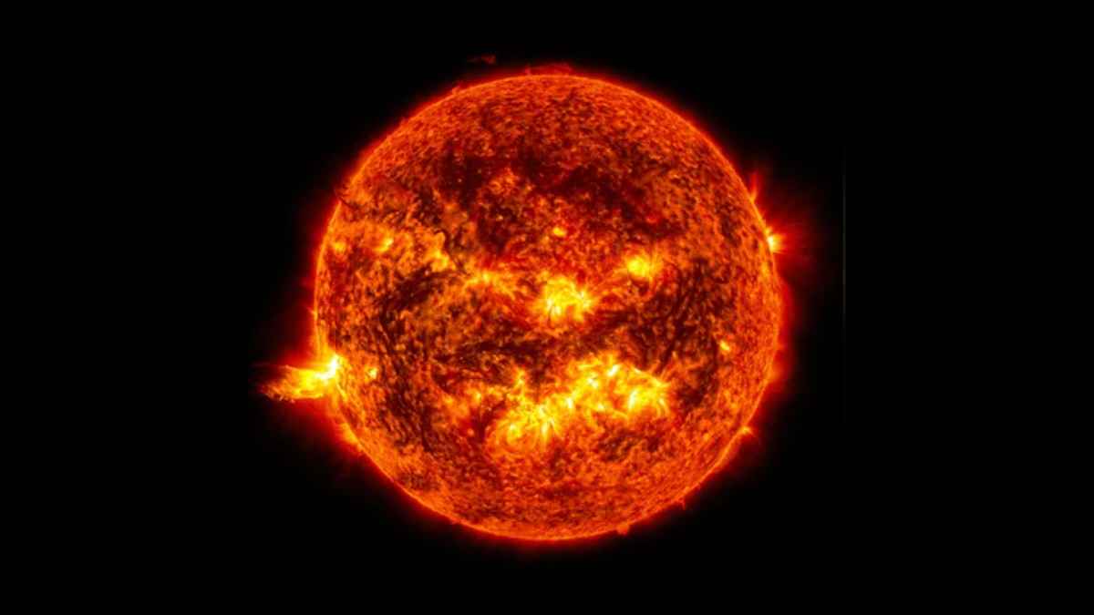 Strong eruption from Sun to hit Earth on Wednesday 