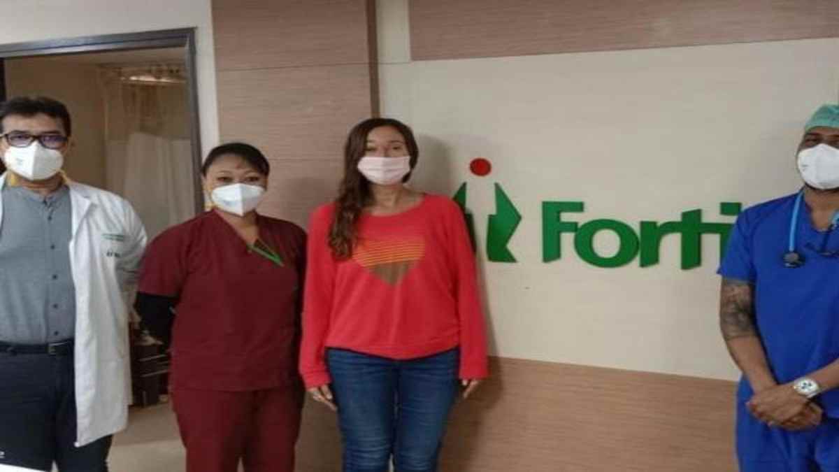 Delhi doctors remove 3 live botflies from American woman eyes after US doctors failed to provide cur
