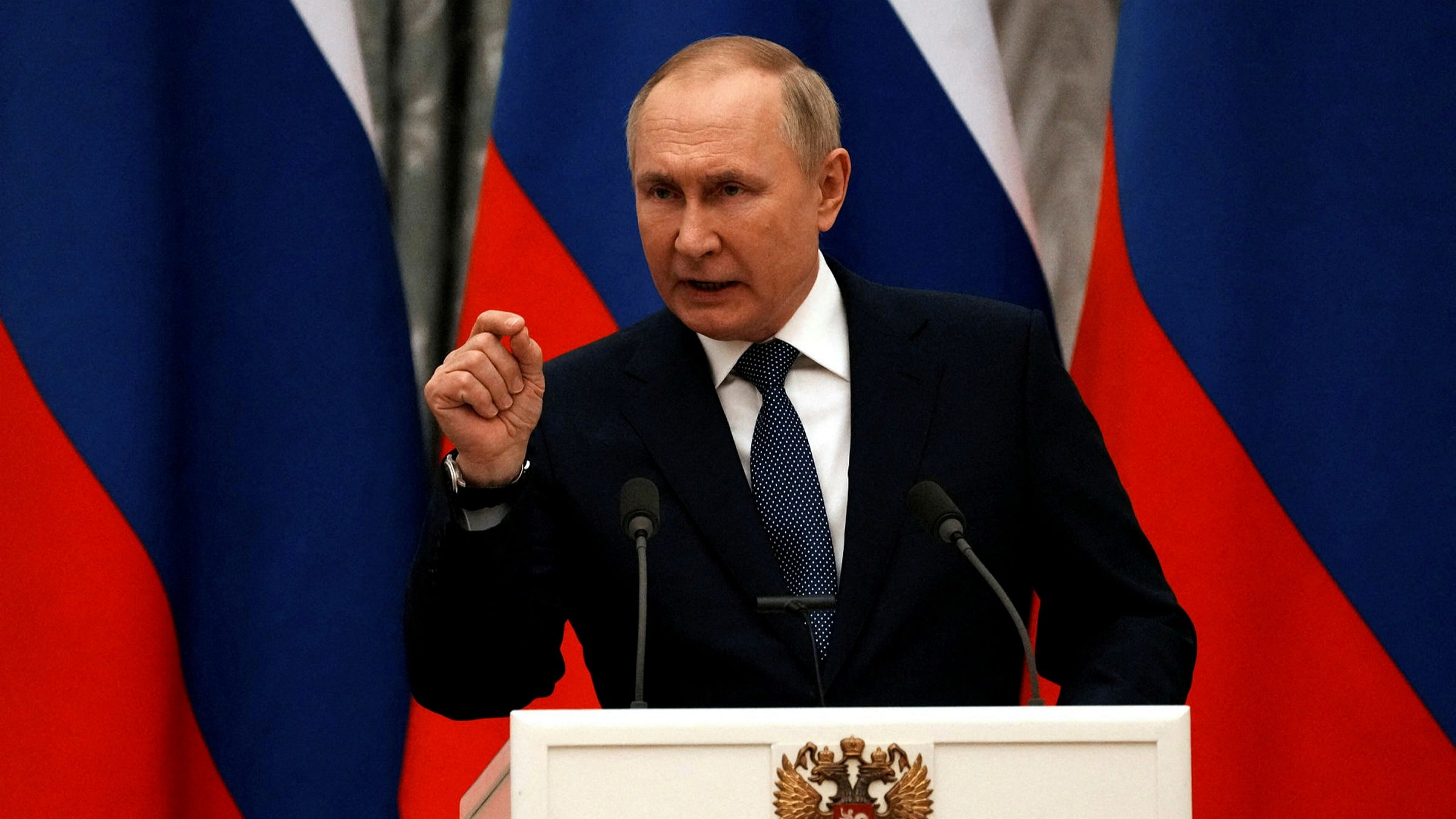 Putin bans Russians from leaving the country with $10,000+ foreign currency in hand