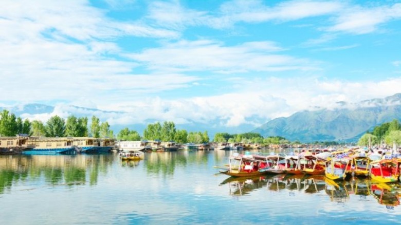Kashmir attracted 1.8 lakh tourists in March, the highest in a decade