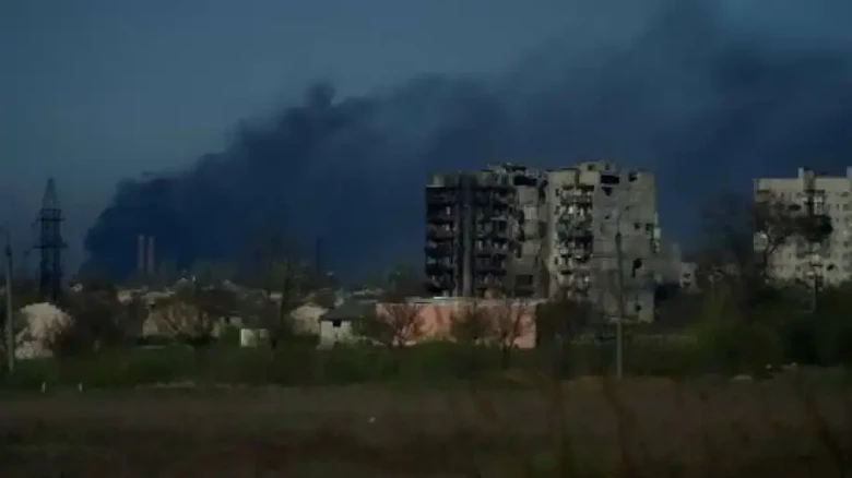 Russian forces attack the Azovstal steel plant with artillery and planes