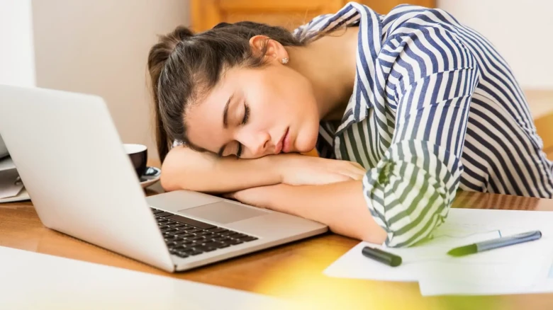 Know The Health Benefits of Taking a Power Nap at Work