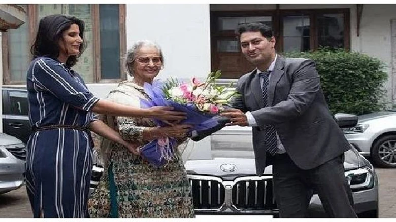Veteran Actress Waheeda Rehman purchaser a new luxury car! Details Below