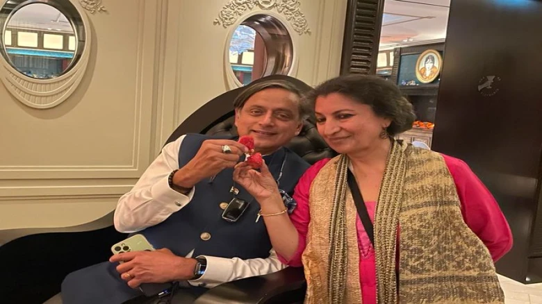 With Booker Prize winner Shashi Tharoor raises “Strawberry Toast”, Pics inside