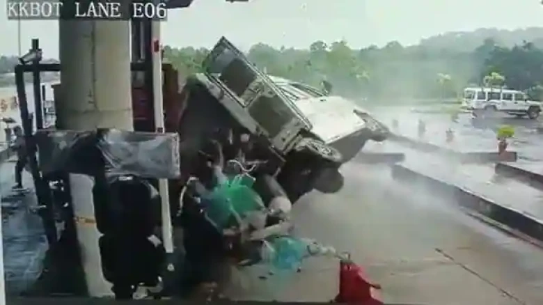 4 dead as ambulance crashes at toll booth in Karnataka