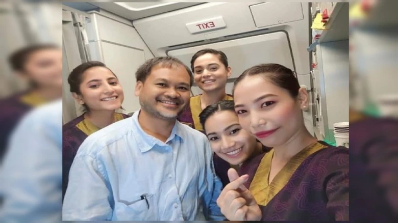 Raijor Dal President Akhil Gogoi remains popular in common people; Receives special note from cabin crews during journey