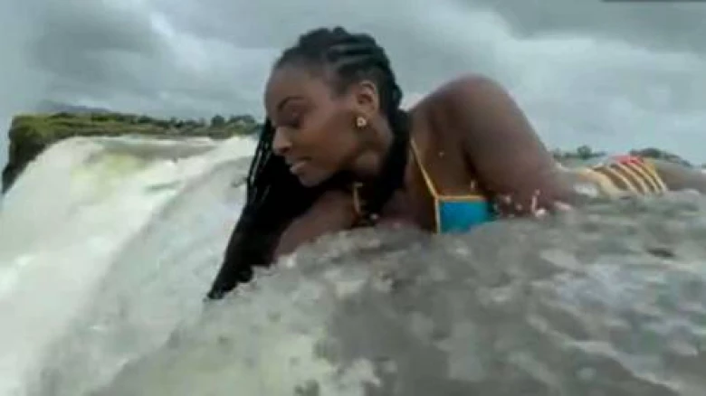 Woman leans over edge of 360-feet-tall Victoria Falls, breathtaking video shocks netizen