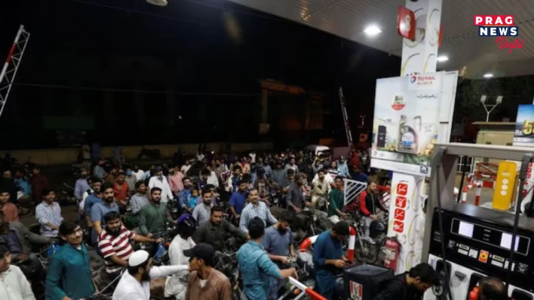 পাকিস্তানত চৰম অৰ্থনৈতিক মন্দাৱস্থা: প্ৰতিলিটাৰ পেট্ৰ’লৰ দাম হ’লগৈ ২৮২টকা