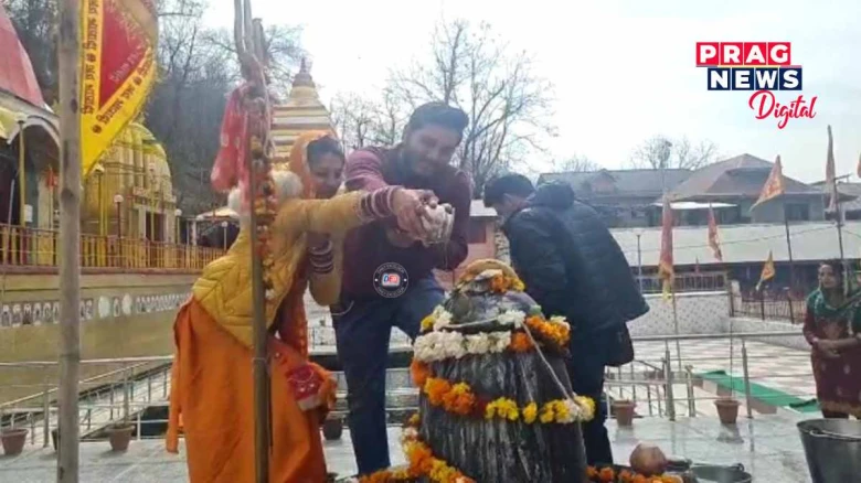 ভূ-স্বৰ্গ কাশ্মীৰত মুছলমান দম্পতীয়ে শিৱলিংগত পানী ঢালি বিচাৰিলে মহাদেৱৰ আশীৰ্বাদ