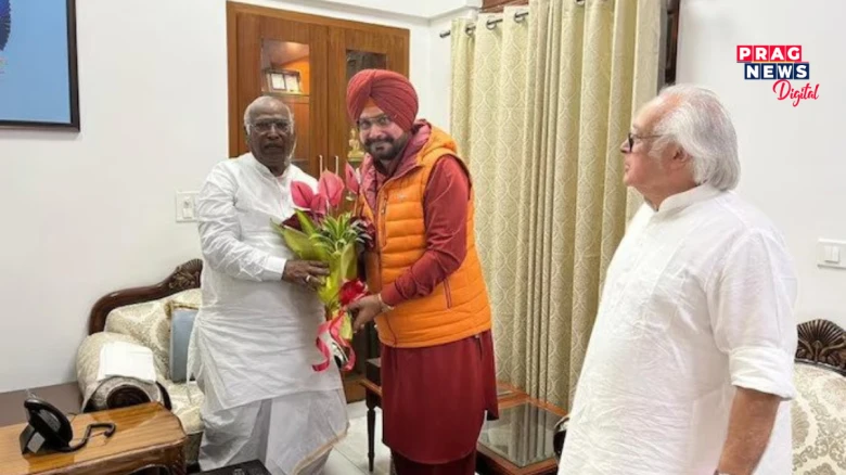 মল্লিকাৰ্জুন খৰ্গেক সাক্ষাৎ নৱজ্যোৎ সিং সিদ্ধুৰ; খৰ্গেই কংগ্ৰেছলৈ ‘positive vibes’ কঢ়িয়াই অনা বুলি দাবী