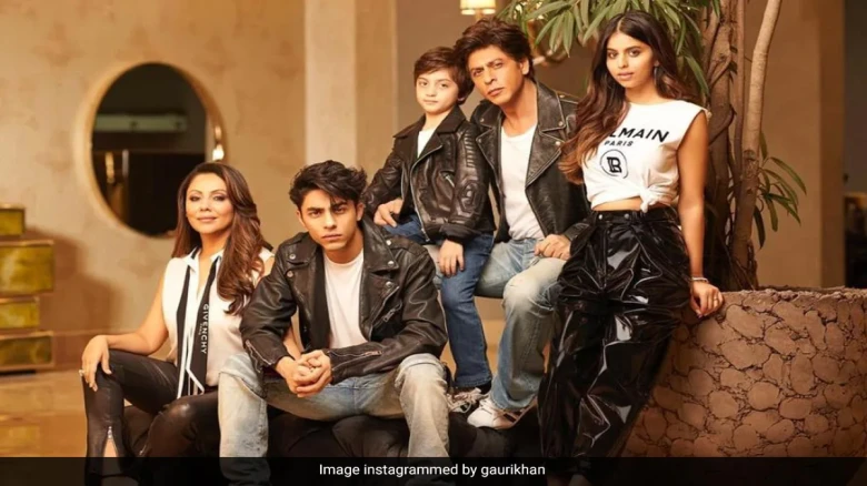 এইবাৰ সামাজিক মাধ্যমত গৌৰী খানে শ্বেয়াৰ কৰিলে পৰিয়ালৰ ফটো