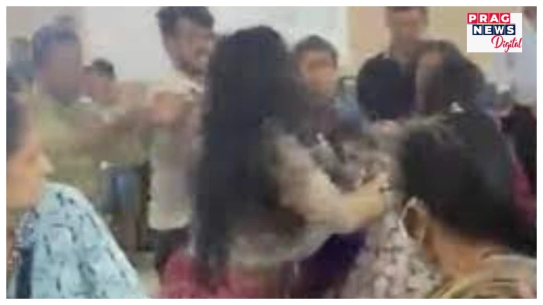 এখন ৰেচমী শাড়ীক লৈ দুগৰাকী মহিলাৰ মাজত লাগিল চুলিয়া-চুলি! দোকানত এখনেই আছিল তেনেকুৱা শাড়ী, তাৰপাছত?