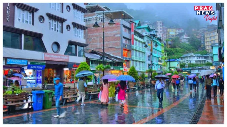 ছিকিমত ধাৰাসাৰ বৰষুণঃ ভূমিস্খলনৰ বাবে কেইবাটাও অঞ্চলৰ যোগাযোগ বিচ্ছিন্ন, আৱদ্ধ হৈ আছে কমেও ২ হাজাৰ পৰ্যটক