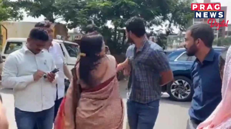 কিয় হাঁহিছে! মহাৰাষ্ট্ৰত ৰাজহুৱা স্থানতে অভিযন্তাক পূৰ্ণহতীয়া চৰ বিধায়িকাৰ