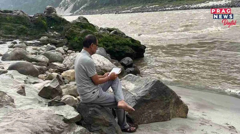নীৰৱতাৰ নিবিড় সান্নিধ্য: গংগাৰ পাৰত সময় কটাইছে শিৱৰাজ সিং চৌহানে