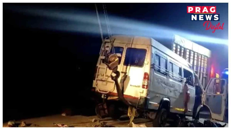 মহাৰাষ্ট্ৰত ভয়ংকৰ  দুৰ্ঘটনা,  ছগৰাকী মহিলাসহ কমেও ১২ গৰাকী যাত্ৰী নিহত