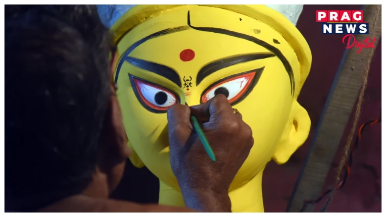 মণিপুৰী নাৰীৰ ৰূপত দেৱী দূৰ্গা! কলকাতাৰ এটা পূজা মণ্ডপৰ বাবে বিশেষ ধৰণে প্ৰস্তুত কৰা হৈছে দেৱী মূৰ্তি! মণিুপৰৰ গোষ্ঠী সংঘৰ্ষ হ’ব ইয়াৰ বিষয়বস্তু