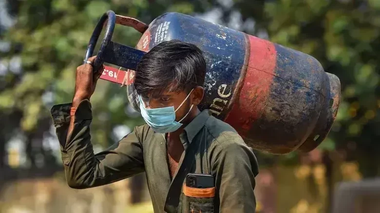 LPG Price Hike: Commercial gas cylinder price increased by Rs 21