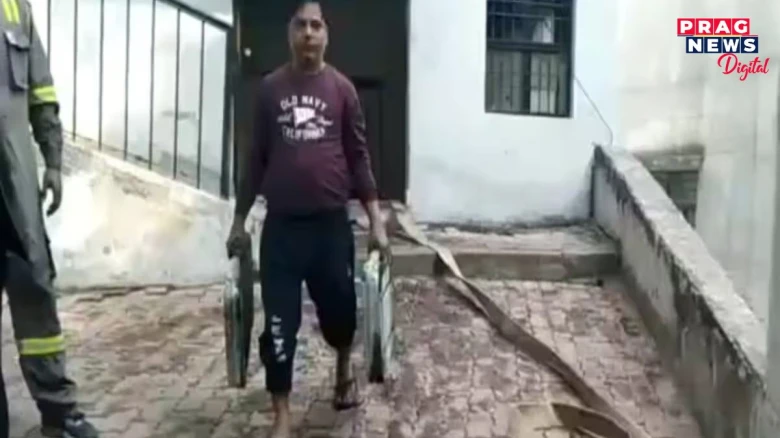 উত্তৰ প্ৰদেশৰ ফাৰুখাবাদত জ্বলিল এক ডজন ইভিএম; ৰহস্যৰ গোন্ধ পাইছে অখিলেশ যাদৱে