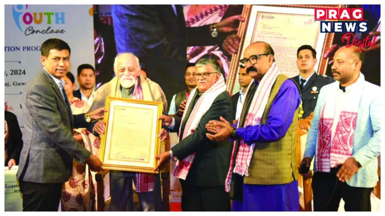 তাজ ভিভাণ্টাত অনুষ্ঠিত অসম ৰাইজিং বঁটা প্ৰদান আৰু সম্বৰ্ধনা অনুষ্ঠান, বিশিষ্ট সাংবাদিক ধীৰেন্দ্ৰ নাথ বেজবৰুৱাক 'দৈনন্দিন বাৰ্তা' বঁটা প্ৰদান ৰাজ্যপালৰ