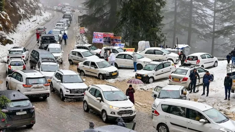 Snowfall disrupts normal life in Himachal Pradesh, Kashmir; rain likely in Delhi today