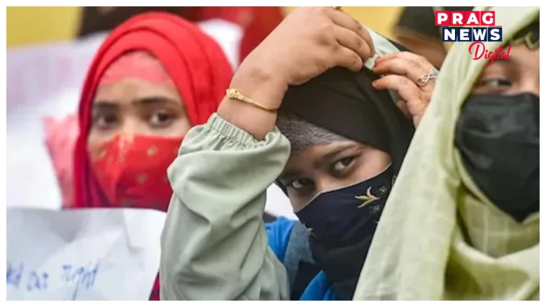 কৰ্ণাটকত পুনৰ হিজাব বিতৰ্ক,   মহাবিদ্যালয়লৈ এগৰাকী ছাত্ৰীয়ে  হিজাব পিন্ধি অহাৰ  প্ৰতিবাদত গেৰুৱা স্কার্ফ পিন্ধি আহিল আন একাংশই