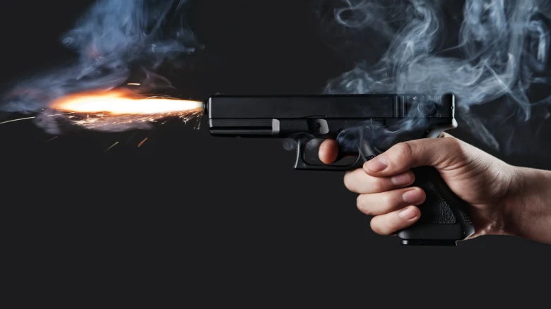 Shocking! A cop accidentally shoots himself while cleaning weapons in Ram Mandir