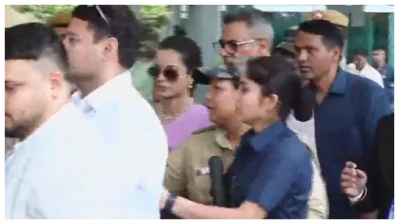 সাংসদ হোৱাৰ ৰাজহুৱা অপদস্থৰ সন্মুখিন হ’ল কংগনা ৰানাৱট! বিমানবন্দৰত সুৰক্ষাকৰ্মীয়ে কংগনাৰ গালত মাৰিলে ৰাম চৰ