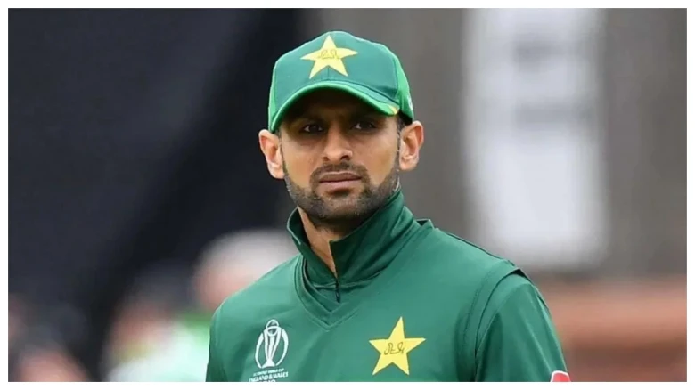 টি২০ বিশ্বকাপৰ পৰা পাকিস্তানৰ বিদায়! অধিনায়ক বাবৰক তুলা-ধূলা দিলে ছোৱেইব মালিকে