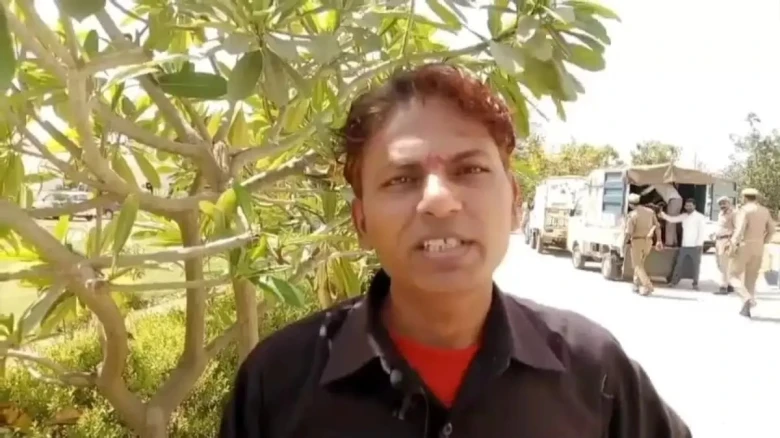 পত্নীয়ে মোকো ড্ৰামত ভৰাব পাৰে! তিনি সন্তানসহ থানাত উপস্থিত এজন লোক