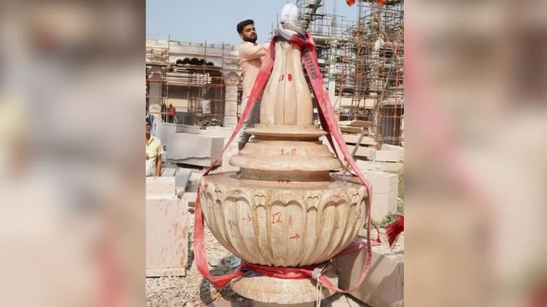 ৰাম মন্দিৰৰ মূল শিখৰত কলচী স্থাপন