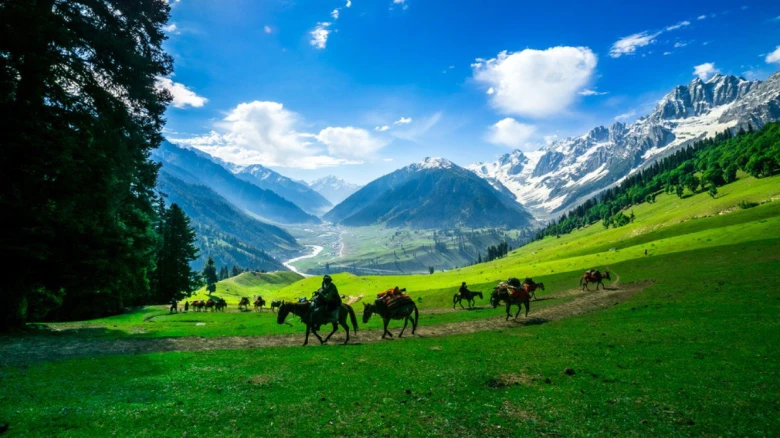 জম্মু-কাশ্মীৰৰ ৪৮টা পর্যটন স্থান বন্ধ