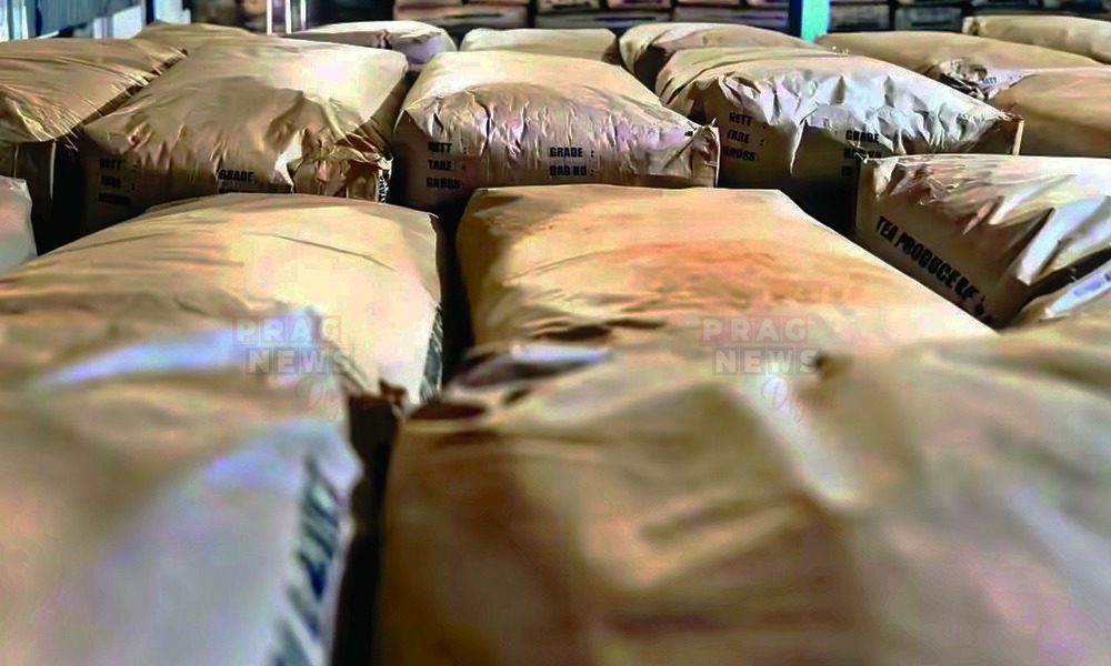 মুম্বাই বন্দৰত পৰি আছে ১৫০ কোটি টকাৰ চাহ