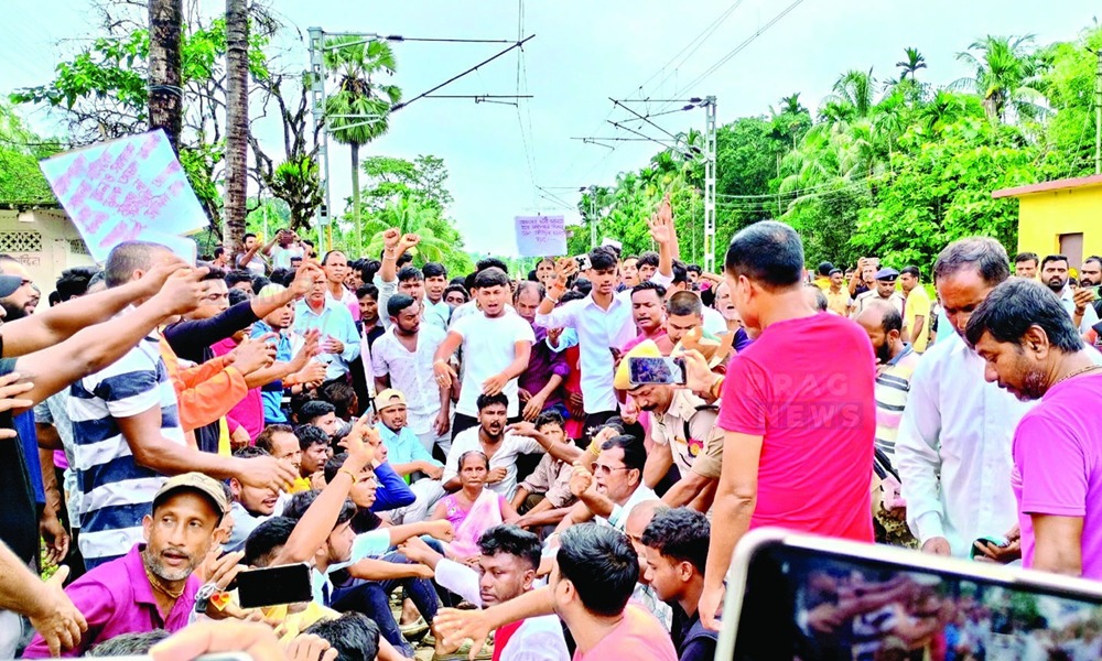 ভাৰত-বাংলাদেশ সীমান্তৰ মহিশাষণ ৰে'ল ষ্টেছনত উত্তাল প্রতিবাদ