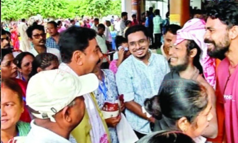 অম্বুবাচীলৈ অহা বহিঃৰাজ্যৰ ভক্তক আদৰণি ; কামাখ্যা ষ্টেছনত ভক্তৰ সৈতে পৰ্যটন মন্ত্ৰীৰ মত-বিনিময়
