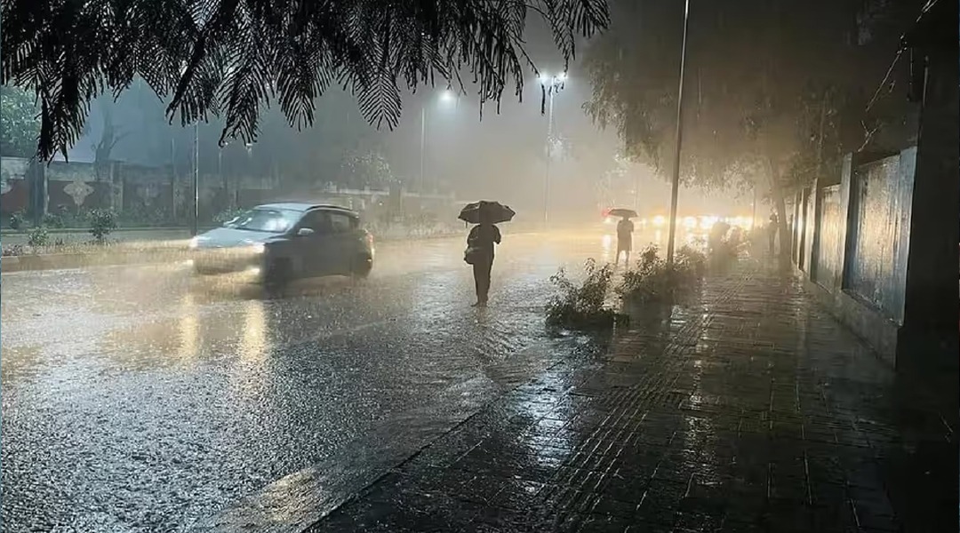 ধাৰাসাৰ বৰষুণ! ৰাজ্যৰ  ২০খনকৈ জিলাত Yellow Alert আৰু দুখন জিলাত Orange Alert জাৰি