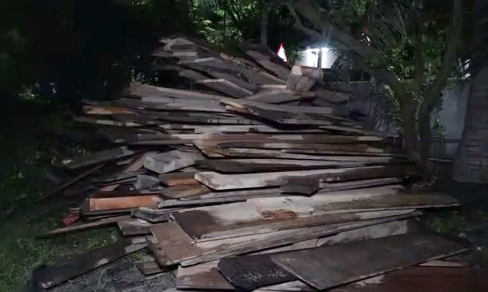 আৰ টি আই কৰ্মী দিলীপ নাথৰ বাসগৃহৰ পৰা জব্দ বৃহৎ পৰিমাণৰ মূল্যবান কাঠ