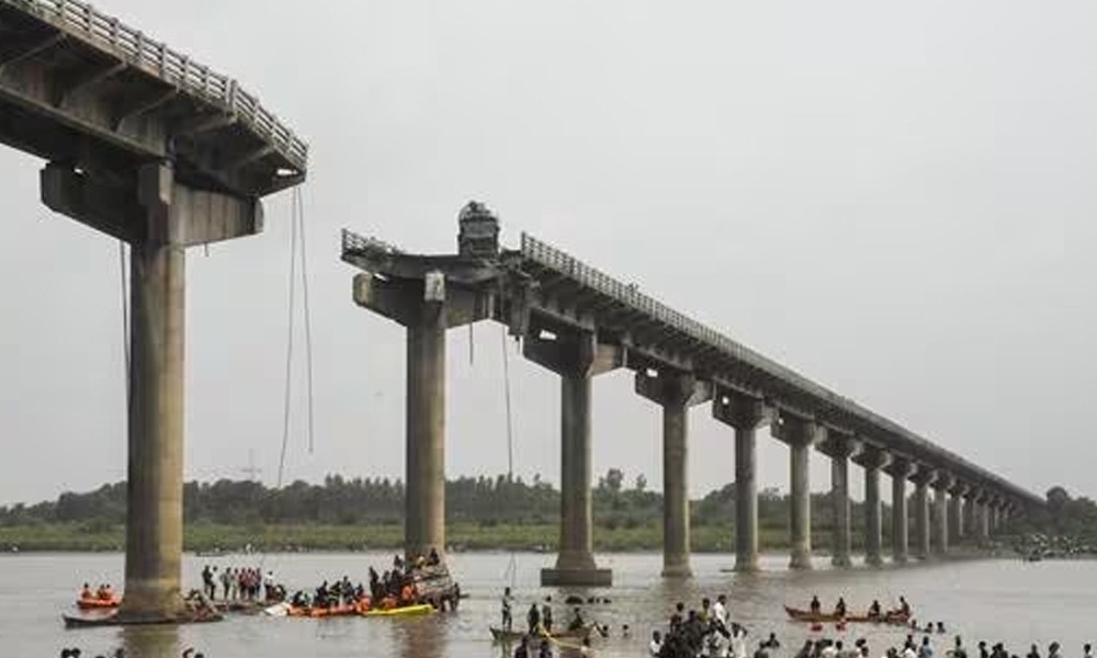 বহুদিন ধৰি কঁপি আছিল!  গুজৰাটৰ শোকাৱহ দলং দুৰ্ঘটনা অৱহেলাৰে ফল নেকি?