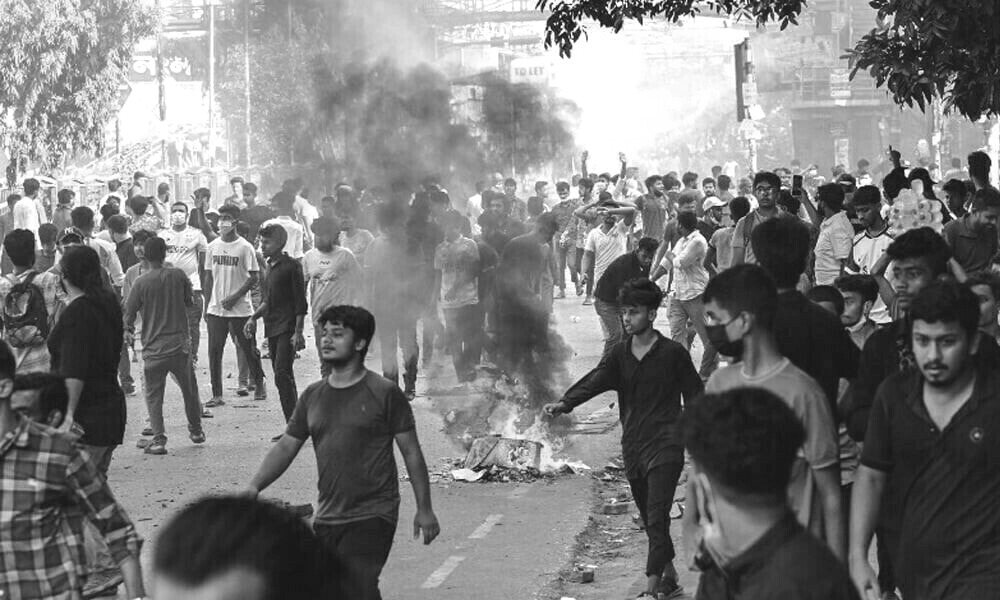 যুদ্ধক্ষেত্ৰত পৰিণত মুজিবুৰৰ গৃহ চহৰ গোপালগঞ্জ ;১৪জনক গ্ৰেপ্তাৰ, ২২ ঘণ্টীয়া সান্ধ্য আইন জাৰি