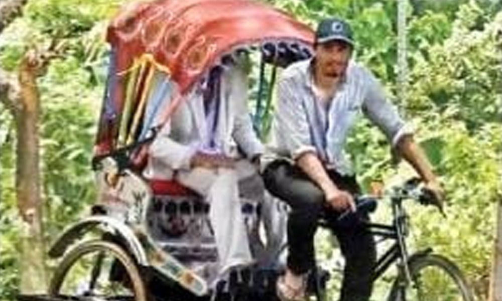 কাজিৰঙাৰ ৰাজপথত গৰমক নেওচি ইংলেণ্ডৰ যুৱকে চলাইছে প্ৰদূষণমুক্ত ৰিক্সা