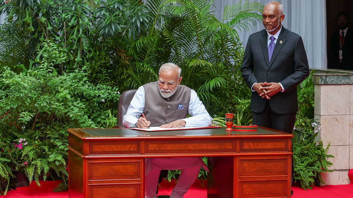 মালদ্বীপৰ ৰাষ্ট্ৰপতি, সমগ্র কেবিনেটে আদৰিলে প্রধানমন্ত্রী মোদীক