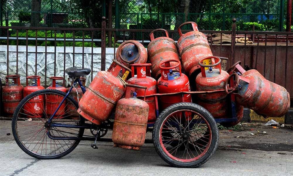 আইন ভংগ কৰি ৰন্ধন গেছৰ ব্যৱহাৰ