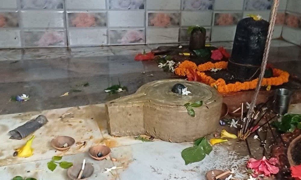 মাটি খান্দোতে মুছলমানৰ ঘৰত ওলাল শিৱলিংগ! মন্দিৰৰ বাবে মাটি দান কৰিলে মুছলমান পৰিয়ালটোৱে