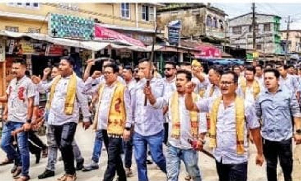 সোণাৰিত সন্দেহজনক নাগৰিকৰ বিৰুদ্ধে বিশাল প্রতিবাদী সমদল
