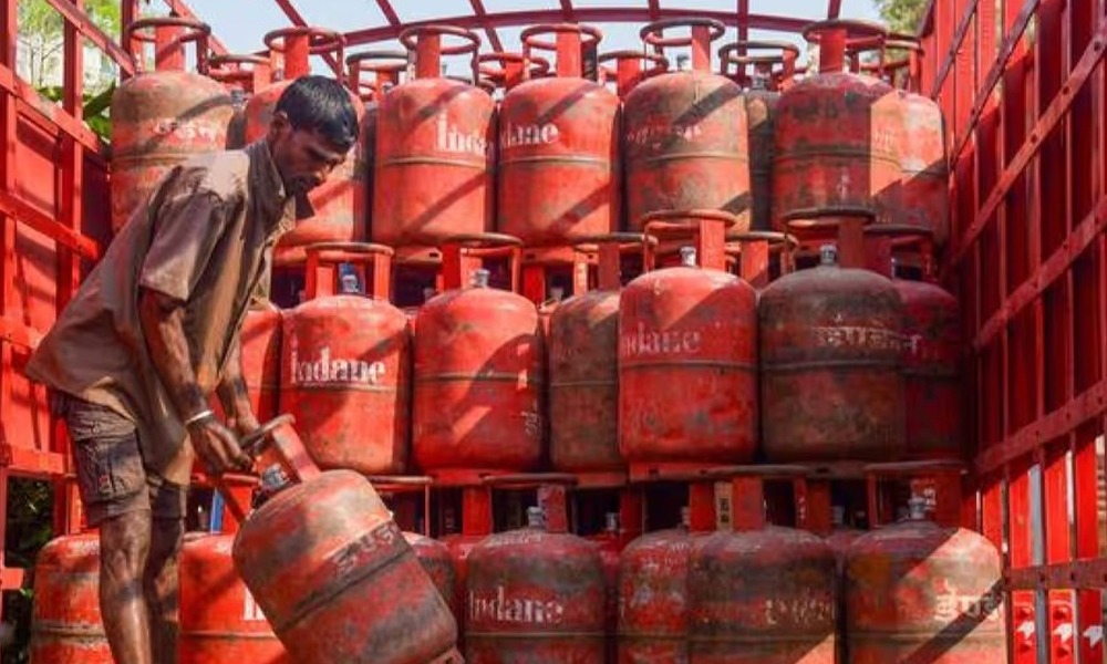 হ্ৰাস পাব নেকি LPG চিলিণ্ডাৰৰ দাম ? ৩০ হাজাৰ কোটি টকাৰ ৰাজসাহায্য ঘোষণাৰ দিশে কেন্দ্ৰীয় চৰকাৰ